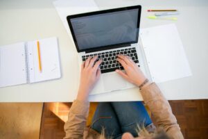 Фото-автора-Kampus-Production-Pexels-300x200 افضل كورسات اللغة العربية المقدمة من Udemy
