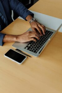 pexels-thirdman-7984774-200x300 استبدال Google بالذكاء الاصطناعي