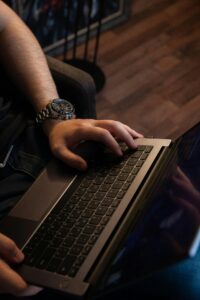 pexels-ekaterinamitkina-10378532-200x300 ما هو الذكاء الاصطناعي الذكاء الاصطناعي Gemini/ شرح شامل للمميزات والاستخدامات