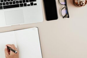 pexels-karola-g-5208872-300x200 أدوات الوكلاء والتشغيل البيني مع MCP: دليل متكامل لتعزيز الكفاءة المؤسسية بالذكاء الاصطناعي