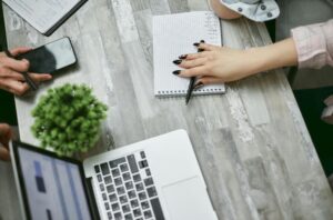 pexels-mikhail-nilov-7731357-300x198 أفضل الأدوات الرقمية لإدارة المشاريع وزيادة الإنتاجية