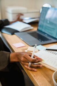 pexels-mizunokozuki-12911702-200x300 أفضل طرق لتحسين التركيز وزيادة الإنتاجية اليومية