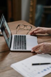 pexels-cottonbro-7012264-200x300 كيف تجد وظائف تقنية وبرمجية مميزة في مصر عبر منصة جوب لوم (Joblum)