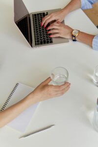 pexels-darina-belonogova-8373965-200x300 خطة إتقان القواعد والنطق - دليل التطور السريع مع كورس Espresso English