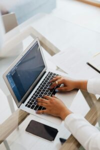 pexels-karola-g-5387237-200x300 خطة "تحدث بطلاقة" - كيف تمارس الإنجليزية يومياً مع مدرسين Cambly