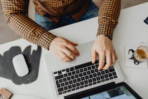 pexels-karola-g-5882684-1-300x200 كيف تحسن ذاكرتك وتسرع الحفظ باستخدام الخرائط الذهنية؟