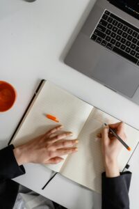 pexels-mart-production-7718642-200x300 أسرار التعلم الذاتي - كيف تصمم خطتك الخاصة باستخدام مصادر BBC Learning English