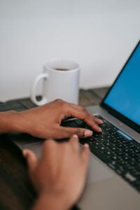 pexels-mike-jones-9051454-200x300 شرح موقع بيت.كوم مصر - كيف تبني سيرتك الذاتية وتجذب أصحاب العمل؟