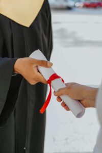 pexels-olia-danilevich-8093027-200x300 كيفية الحصول على منح دراسية كاملة في أوروبا وأمريكا