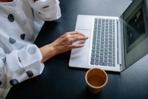 pexels-yankrukov-8837400-300x200 أفضل مواقع التدريب الصيفي للطلاب في الشركات العالمية