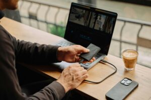 samsung-memory-bf6OcuUZd54-unsplash-300x200 Invideo AI منشئ الفيديوهات بداية من الإسكريبت حتى إنتاج الفيديو بالتعليق الصوتى