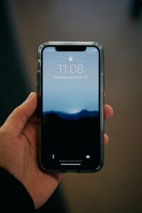 christian-lambert-jaPc2TJ9U6Y-unsplash-200x300 تجربة عملية: كيف ارتفع أداء بطارية الآيفون من 6 ساعات إلى 10 ساعات