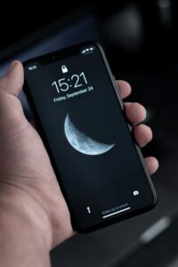 mahdi-gharib-wZV5HG-FdzQ-unsplash-200x300 كيف تزيد عمر بطارية الآيفون دون الحاجة إلى تغيير الجهاز