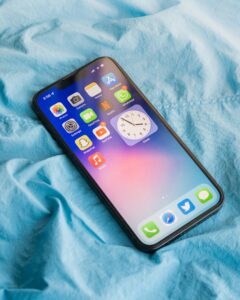 sahej-brar-GcFn6g5nJ00-unsplash-240x300 كيف تزيد عمر بطارية الآيفون دون الحاجة إلى تغيير الجهاز