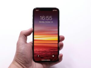todd-jiang-1i56Zf5kd1c-unsplash-300x223 إعدادات خفية في الآيفون قد تكون السبب في استنزاف البطارية
