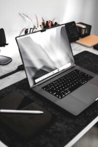 afshin-t2y-VncrTvk9OkQ-unsplash-200x300 كيفية العثور على وظائف عن بعد (Remote Jobs) عبر موقع Upwork