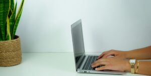 aurelia-dubois-vmwZ1H3lMWE-unsplash-300x151 دليل منصة Coursera: كيف تحصل على شهادات معتمدة من كبرى الجامعات؟