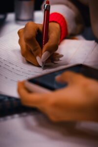 bugra-burak-akmanoglu-oPzcUQMfyTc-unsplash-200x300 أفضل أدوات الذكاء الاصطناعي لتعلم اللغة الإنجليزية وتطوير النطق