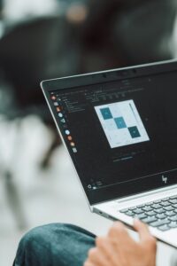 hasnain-ayaz-K_00pB2WT9Y-unsplash-200x300 أهم 5 منصات عربية لتعلم المهارات الرقمية: دليل منصة إدراك ورواق