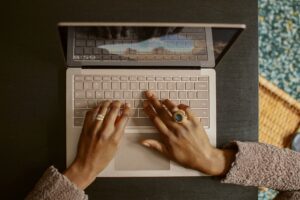 surface-ksAwrlBLDn8-unsplash-300x200 أداة Otter.ai: كيف تحول محاضراتك واجتماعاتك إلى نصوص مكتوبة فوراً؟