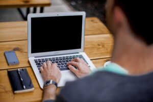alejandro-escamilla-LF8gK8-HGSg-unsplash-300x200 13 كورس لتعلم AI Tool من شركة Claude لإتقان أدوات الذكاء الاصطناعي الحديثة