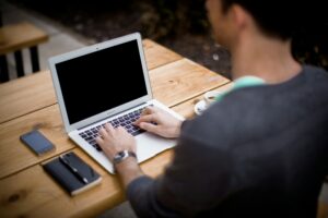 alejandro-escamilla-LNRyGwIJr5c-unsplash-300x200 الأخبار اليومية للمبتدئين: Langsam gesprochene Nachrichten