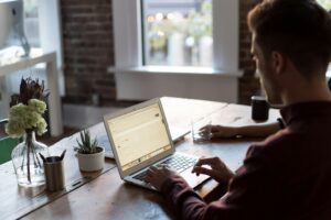 bench-accounting-C3V88BOoRoM-unsplash-300x200 منحة جامعة كنتاكى | فرصتك للدراسة المجانية وتحقيق حلم السفر