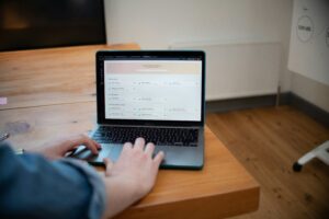 bluestonex-QAA4a09p8FE-unsplash-300x200 تعلم الألمانية عبر القصص الخيالية: برنامج Warum Nicht?