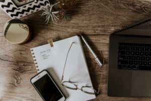 corinne-kutz-oqCT1SnKcRY-unsplash-300x200 إتقان المفردات الألمانية ببطء مع Slow German Mit Annik Rubens