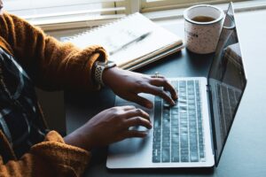 daniel-thomas-6_NXEMZbUq0-unsplash-300x200 برنامج ESL Pod للمبتدئين في تعلم الإنجليزية اليومية