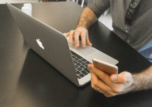expressa-digital-ficX-h0mxl8-unsplash-300x211 بودكاست TED Talks Daily لتطوير الاستماع والمفردات للمستوى المتقدم