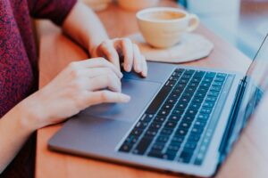 ioana-han-ZVE8HS91i9U-unsplash-1-300x200 أهم تحديثات Gemini AI في قطاع التعليم وكيف تغيّر مستقبل التعلّم الرقمي
