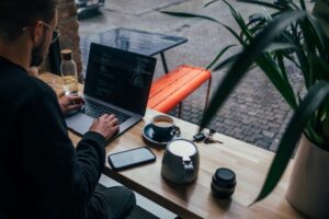 jonas-leupe-bD97HdJXaLI-unsplash-300x200 منحة جامعة كنتاكى | فرصتك للدراسة المجانية وتحقيق حلم السفر