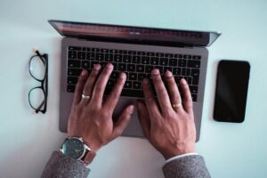 jonathan-francisca-uTi9PhSJPm8-unsplash-300x200 أفضل مميزات Claude AI التي تجعله منافسًا قويًا لـ ChatGPT