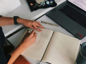 juno-jo-dAvxs-fofWQ-unsplash-1-300x225 تعلم اللغة الألمانية من الشارع مع Easy German Podcast