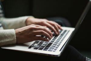 kaitlyn-baker-vZJdYl5JVXY-unsplash-300x200 شرح Claude Projects: طريقة تنظيم العمل باستخدام الذكاء الاصطناعي