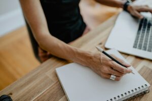 kelly-sikkema-Z95lOyaciWg-unsplash-300x200 تثبيت القواعد الأساسية مع برنامج German GrammarPod