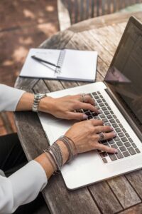 linkedin-sales-solutions-0QvTyp0gH3A-unsplash-200x300 دليل استخدام Anthropic Claude AI لتعلم المهارات الجديدة بسرعة وبدون تكلفة