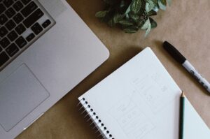 meg-boulden-3ojU4UXDydA-unsplash-300x199 إتقان المفردات الألمانية ببطء مع Slow German Mit Annik Rubens
