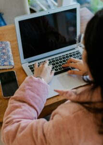 pramod-tiwari-_RjRj48deoo-unsplash-214x300 لماذا أصبح تكامل Google NotebookLM وClaude Code خيار المطورين الحديث؟