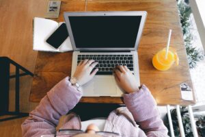 pramod-tiwari-n3S4dhOnGFA-unsplash-300x200 دليل استخدام Anthropic Claude AI لتعلم المهارات الجديدة بسرعة وبدون تكلفة
