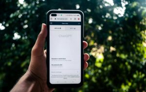 sanket-mishra-PODEtQru09Q-unsplash-300x189 Claude vs ChatGPT: مقارنة شاملة بين أقوى أدوات الذكاء الاصطناعي
