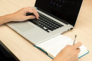 van-tay-media-QklJV_Q0Pig-unsplash-300x200 برنامج The English We Speak لتعلم التعبيرات الإنجليزية الشائعة