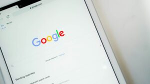 2h-media-osQnl-o4omw-unsplash-300x169 حظر حساب جوجل بسبب الذكاء الاصطناعي/ كيف فقد رسام مانجا كل بياناته في لحظة؟