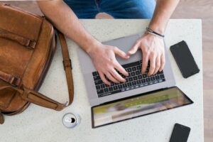 ana-tavares-GhTJAS6yXoU-unsplash-300x200 كيف تبني علامة تجارية شخصية قوية في 2026 وتجذب العملاء بسهولة؟