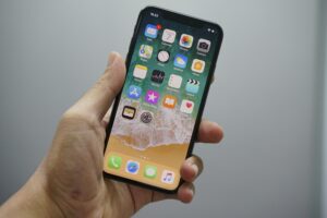 bagus-hernawan-A6JxK37IlPo-unsplash-300x200 7 أخطاء تدمر بطارية الآيفون وتقلل عمرها الافتراضي دون أن تنتبه