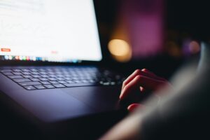 brendan-cronin-VJROaJaMaJM-unsplash-300x200 كيف تستخدم Claude لبناء قناة يوتيوب بالذكاء الاصطناعي وتحقيق الربح خلال 90 يومًا؟