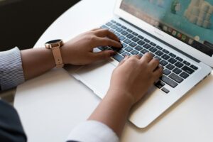 christina-wocintechchat-com-m-f6wB7D_xISY-unsplash-300x200 كيفية تنظيم شرائح العرض التقديمي بالذكاء الاصطناعي في دقائق