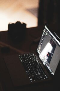 daniel-lezuch-BzXrEZ8pD5I-unsplash-200x300 الأداة الأفضل لتحويل الفيديو الطويل إلى مقاطع قصيرة فايرل على Social Media
