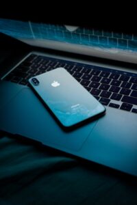 dima-solomin-O5Ykbm8zrE4-unsplash-200x300 دليل شامل حول ازاي تفرغ مساحه للايفون بسهولة وطرق الحفاظ عليها
